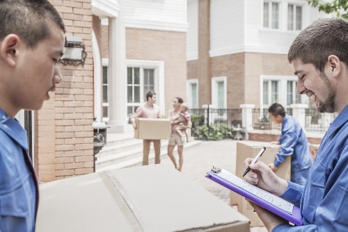 Planning and organizing a home move with checklist