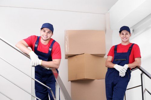 Managing logistics on move day with removal team